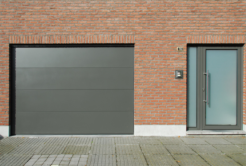 BUM-008–Sectionaalpoort-met-vlakke-aluminium-panelen-en-aluminium-voordeur | Buma